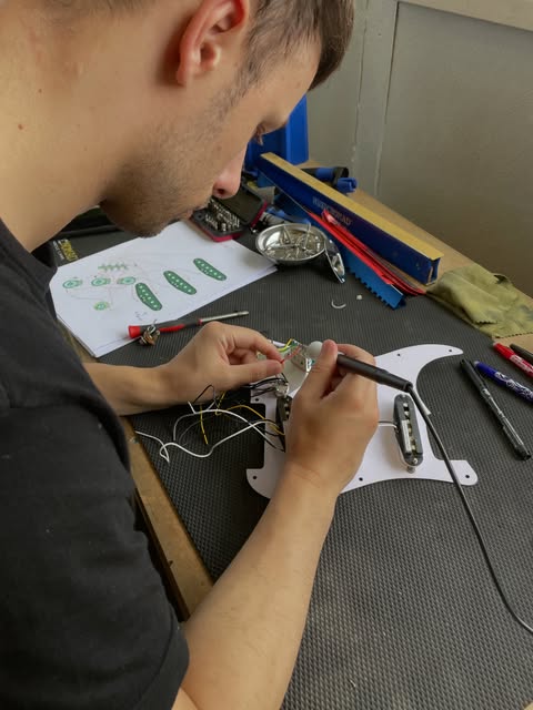 Soldadura de componentes de eletrónica num pickguard, na Academia Clínica da Guitarra