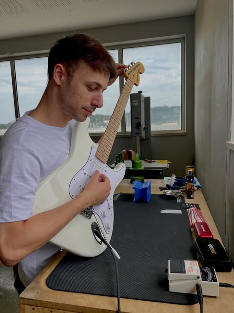Regulação de uma guitarra elétrica na bancada da Academia Clínica da Guitarra, em Pombal