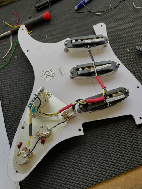 Cablagem completa montada num pickguard de guitarra elétrica