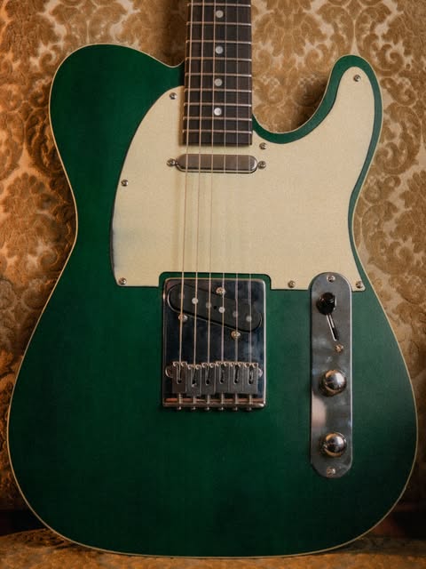 Guitarra elétrica verde terminada, montada e regulada na Clínica da Guitarra